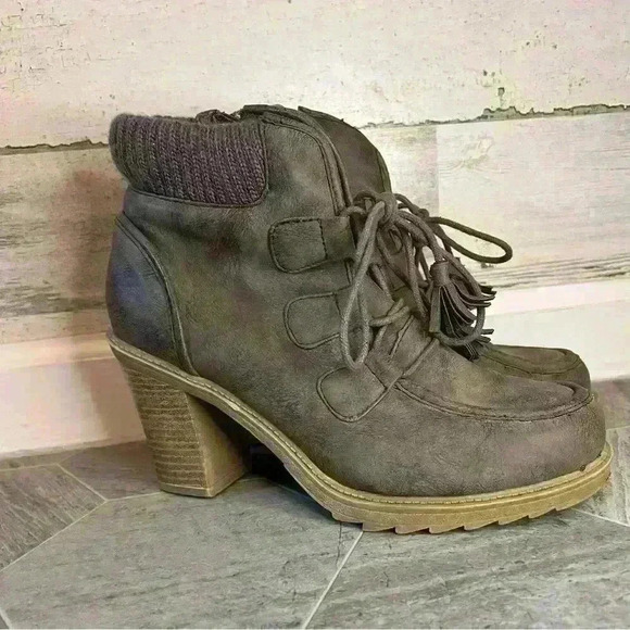 Mudd Women’s chunky lace up boots - Picture 2 of 6